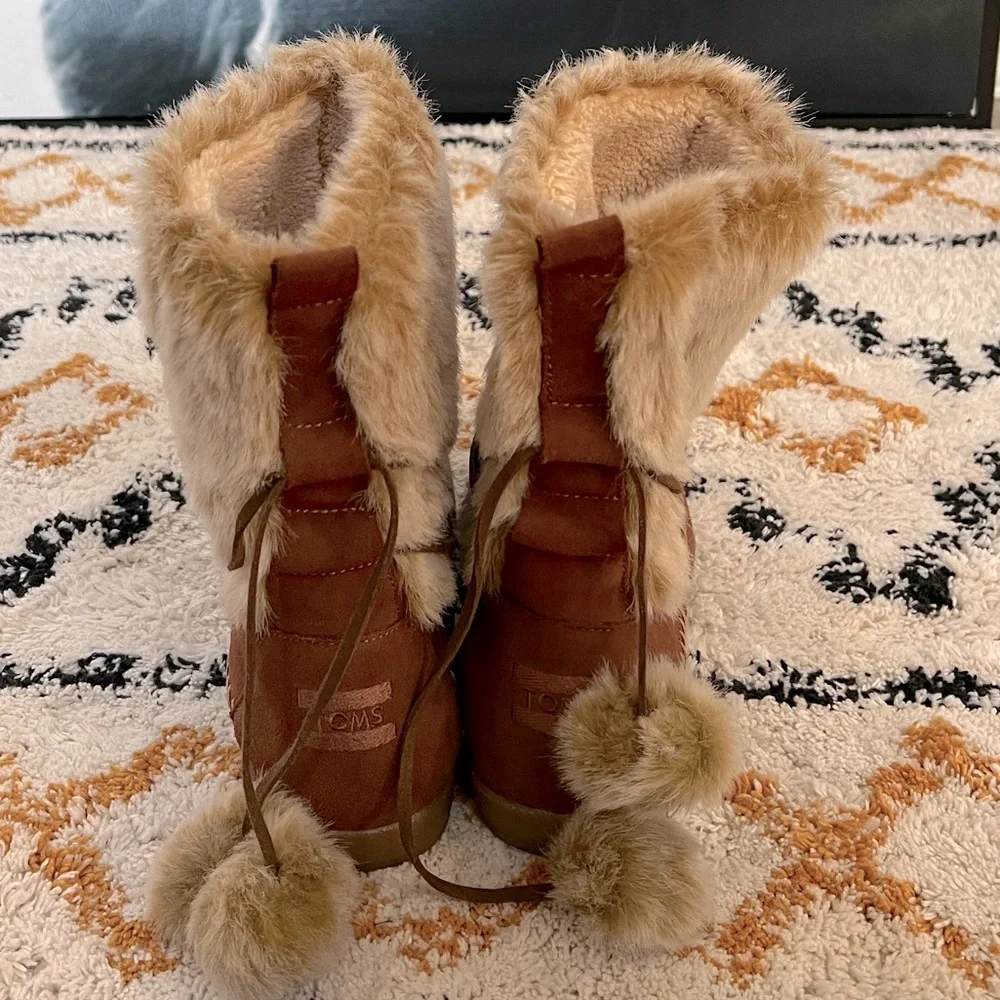 Toms Tan Suede Faux Fur Cuff Winter Boots